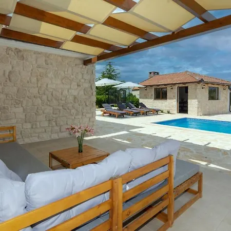 Charming Lucille Near National Park Krka * スクラーディン