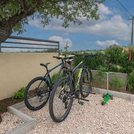 Charming Lucille Near National Park Krka * スクラーディン