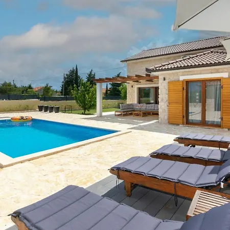 Charming Lucille Near National Park Krka ヴィラ