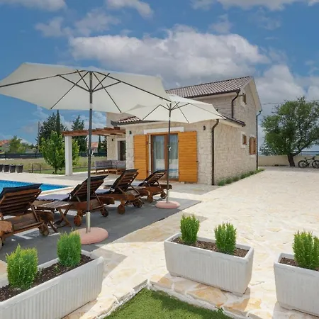 Charming Lucille Near National Park Krka * スクラーディン